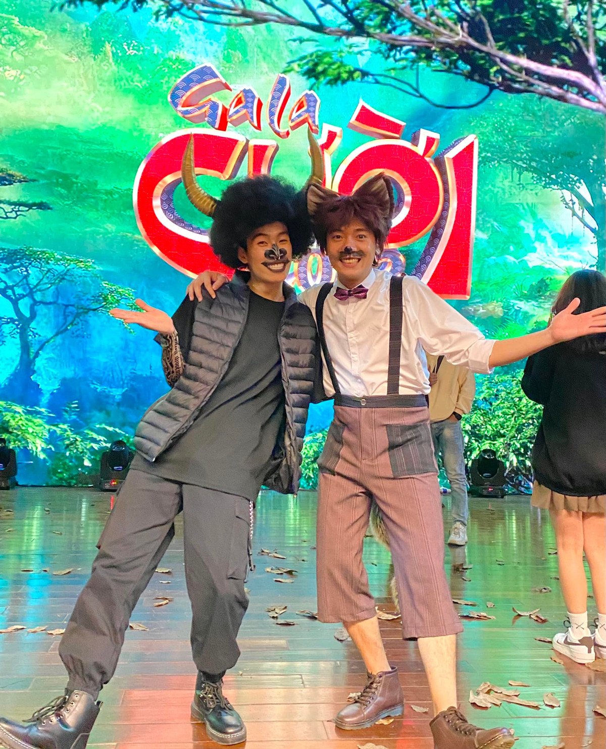 Tuấn Mõ còn hoạt động trên sân khấu kịch, tham gia chương trình Gala Cười. Được biết, nam diễn viên tốt nghiệp Học viện Báo chí và Tuyên truyền. Anh từng trượt trường Đại học Sân khấu Điện ảnh nhưng tham gia lớp đào tạo diễn viên của VFC.