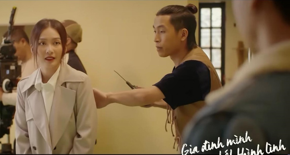 Trái ngược với Bát trong "Cuộc đời vẫn đẹp sao", Tuấn Anh sau đó góp mặt với một phân đoạn đóng cùng Khả Ngân ở phim "Gia đình mình vui bất thình lình" - vai một trợ lý trường quay có ngoại hình bảnh bao.