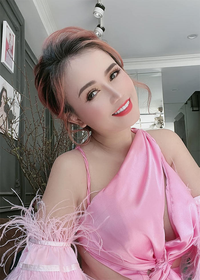 Trên trang cá nhân, Hoàng Yến thường xuyên đăng tải những hình ảnh đời thường khoe khéo ngoại hình trẻ trung hơn so với tuổi thật.