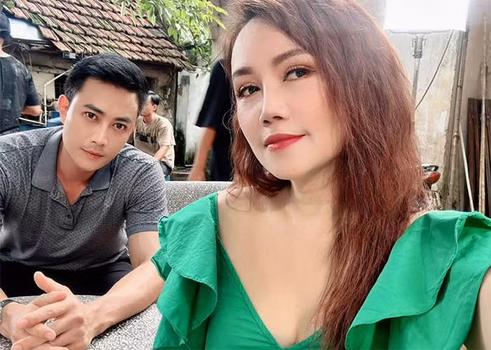 Hoàng Yến đang đảm nhận vai chị Lệ bán nước lẳng lơ trong phim "Làng trong phố".