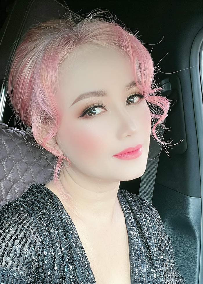 "Tôi phẫu thuật thẩm mỹ vì muốn trẻ trung, xinh đẹp hơn chứ không phải để quyến rũ đàn ông như người ta nói. Tôi không cần làm gì đàn ông cũng thích rồi. Ngày nay phụ nữ làm đẹp là chuyện hết sức bình thường", nữ diễn viên "Về nhà đi con" nói.