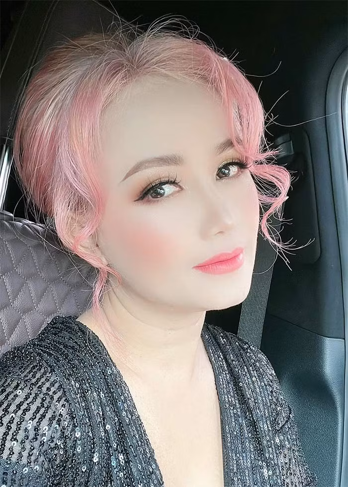 "Tôi phẫu thuật thẩm mỹ vì muốn trẻ trung, xinh đẹp hơn chứ không phải để quyến rũ đàn ông như người ta nói. Tôi không cần làm gì đàn ông cũng thích rồi. Ngày nay phụ nữ làm đẹp là chuyện hết sức bình thường", nữ diễn viên "Về nhà đi con" nói.