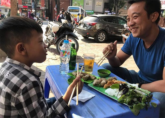 Tự tay nam diễn viên chăm sóc các con từ việc giặt giũ, nấu nướng, thay bỉm, tắm rửa cho con khi các con còn nhỏ.