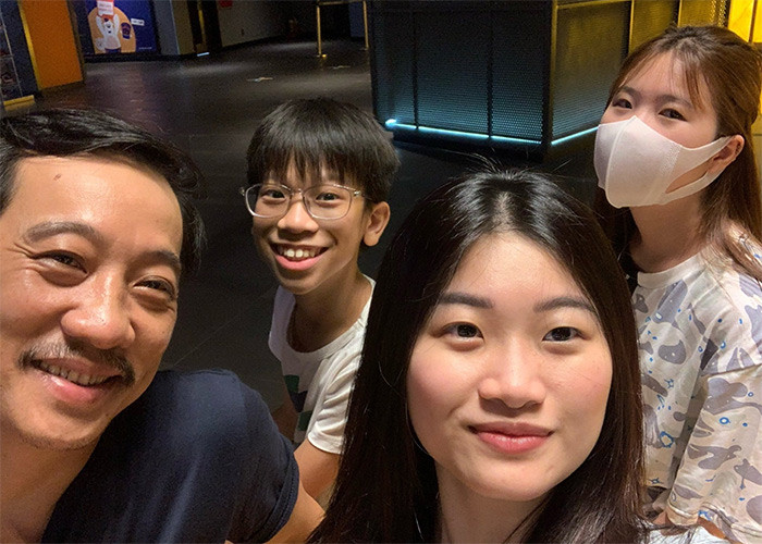 Ngoài đời Thanh Bình coi các con như bạn, cùng chơi đùa, ăn uống, giúp các con học hành. Có thời điểm, anh phải đi tới 9 "cuốc xe ôm" để đưa các con tới trường, bận quá lại nhờ tới hàng xóm.