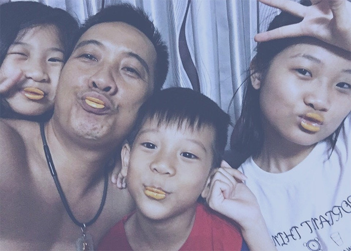 Thanh Bình cho biết ngoài đời anh cũng là bố đơn thân, một mình nuôi ba con nên vào những vai ông bố "gà trống nuôi con" khá dễ dàng.