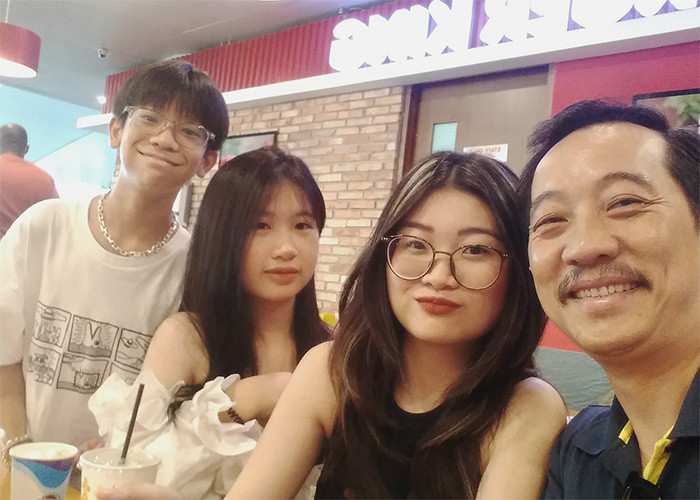 Những lúc không đi làm phim, công việc hàng ngày của nam diễn viên "Không ngại cưới, chỉ cần một lý do" là đưa đón con đi học, đi chợ, nấu cơm, dọn dẹp nhà cửa.