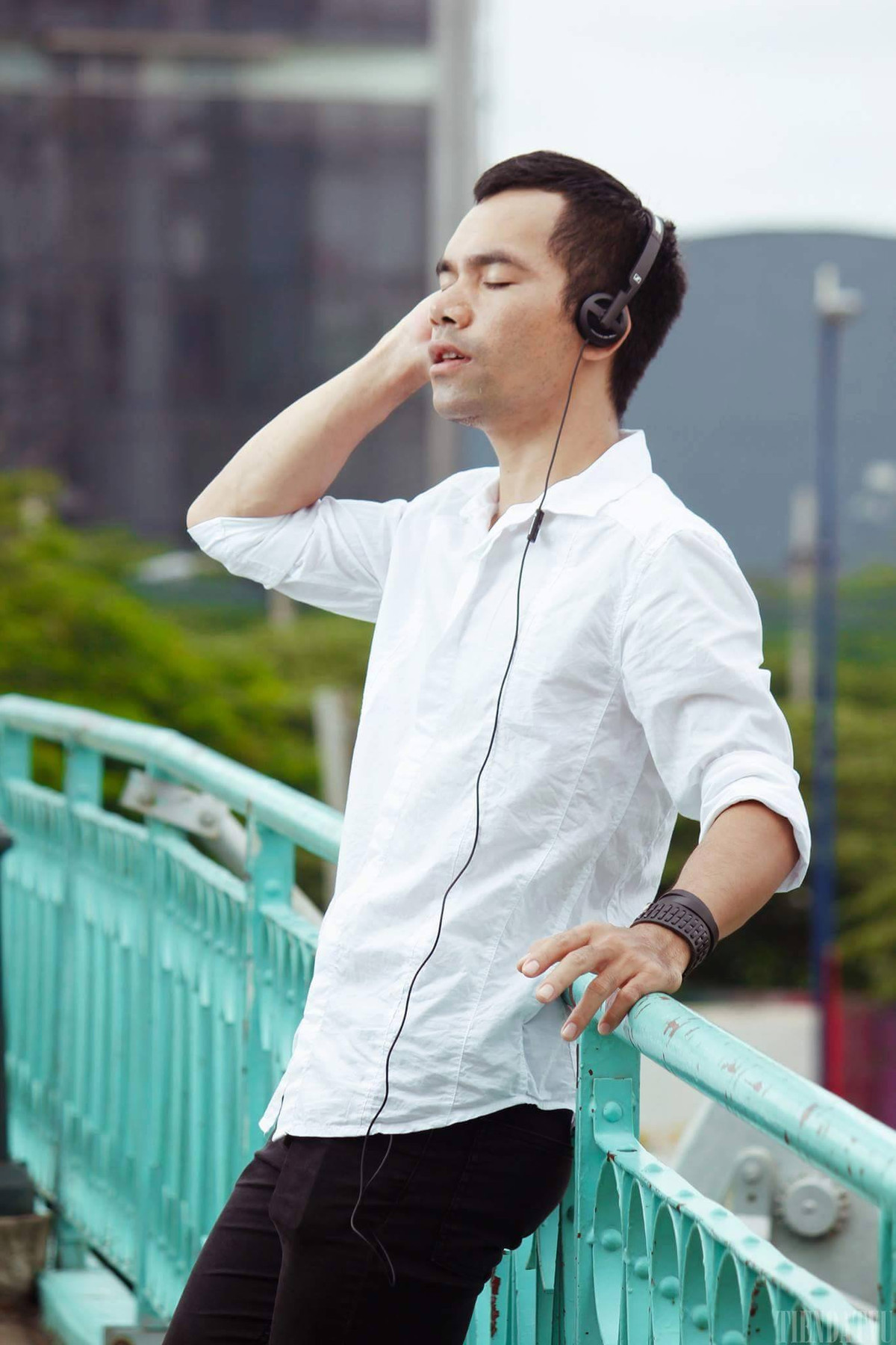 Có thời điểm, Ya Suy còn bất ngờ thông báo: "Chính thức mất giọng không thể hát được như ý muốn nữa. Cố gắng thật nhiều rồi. Dừng bước sân khấu tại đây".