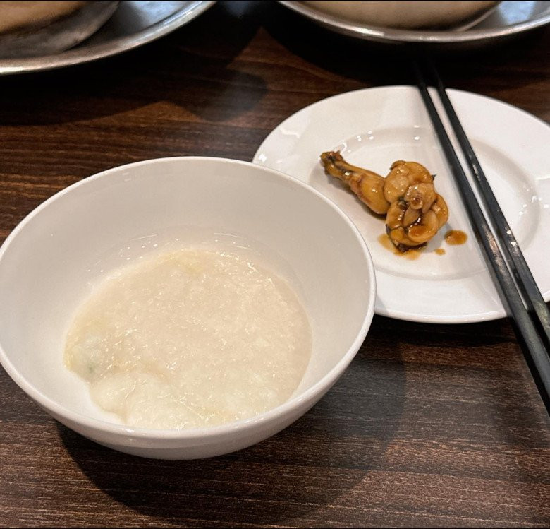 Đầu năm nay, cựu người mẫu tiết lộ chế ăn còn khắc nghiệt hơn khi chia sẻ với hội "chị em" chỉ ăn một thìa cơm duy nhất trong tuần. Có khi bữa tối cuối cùng trong ngày là một ít cháo nhuyễn với đùi ếch bé xíu. Thậm chí có thời điểm, cô phải "bóp mồm bóp miệng" đến mức chỉ ăn yến mạch nấu với nước sôi.