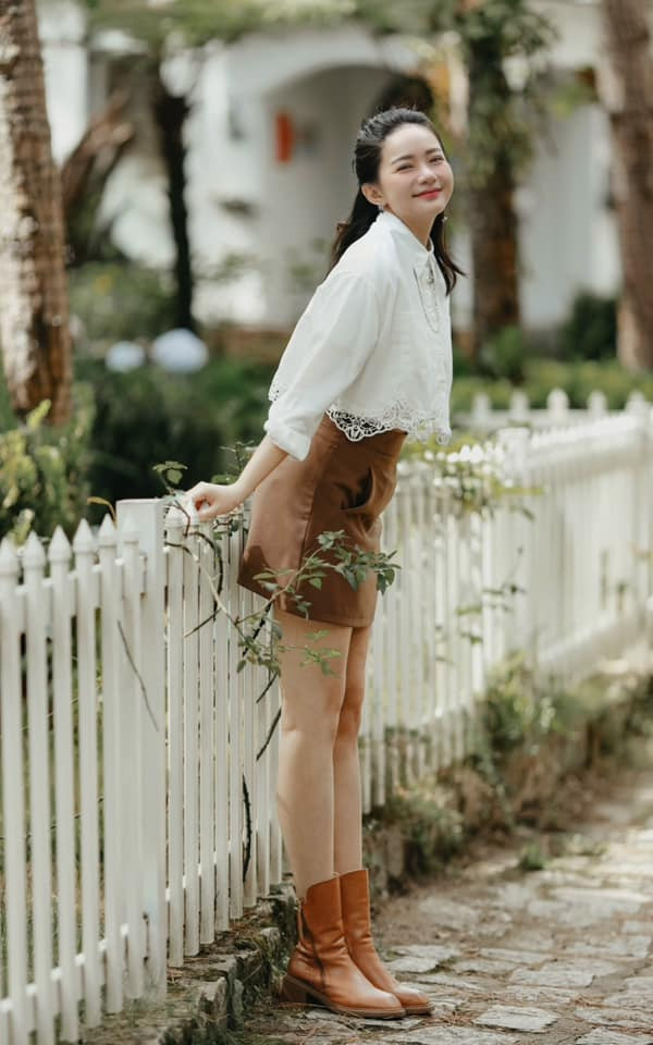 Tìm được phương pháp đúng sau những lần giảm cân sai cách khiến bản thân bị đau bao tử, rối loạn tiêu hóa, mỹ nhân họ Phan hiện thấy người nhẹ nhõm, nhanh nhẹn, thanh thoát hơn. Vóc dáng đẹp giúp bà mẹ một con tự tin diện những trang phục gợi cảm, ôm body tôn lên vòng eo thon.