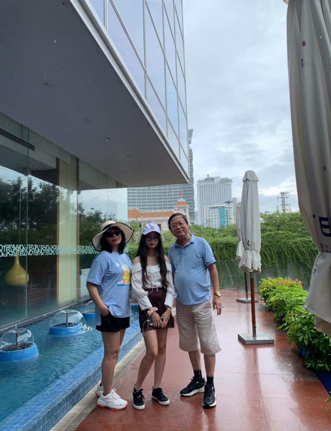 Nam nghệ sĩ từng chia sẻ trên truyền thông chuyện lận đận tình duyên, tán ai người đó đi lấy chồng, mãi đến mãi 37 tuổi mới kết hôn, nhưng hiện tại vợ chồng hạnh phúc lại viên mãn với hai con đủ cả nếp lẫn tẻ đã lớn khôn.