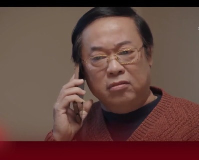 Bộ phim "Dưới bóng cây hạnh phúc" đang được đẩy lên cao trào với những xung đột giữa Son (Kim Oanh) và gia đình nhà chồng... Chỉ khi có sự xuất hiện của bố ruột Son ( NSƯT Phú Thăng), đông đảo người xem bày tỏ mới cảm thấy "hả lòng hả dạ".