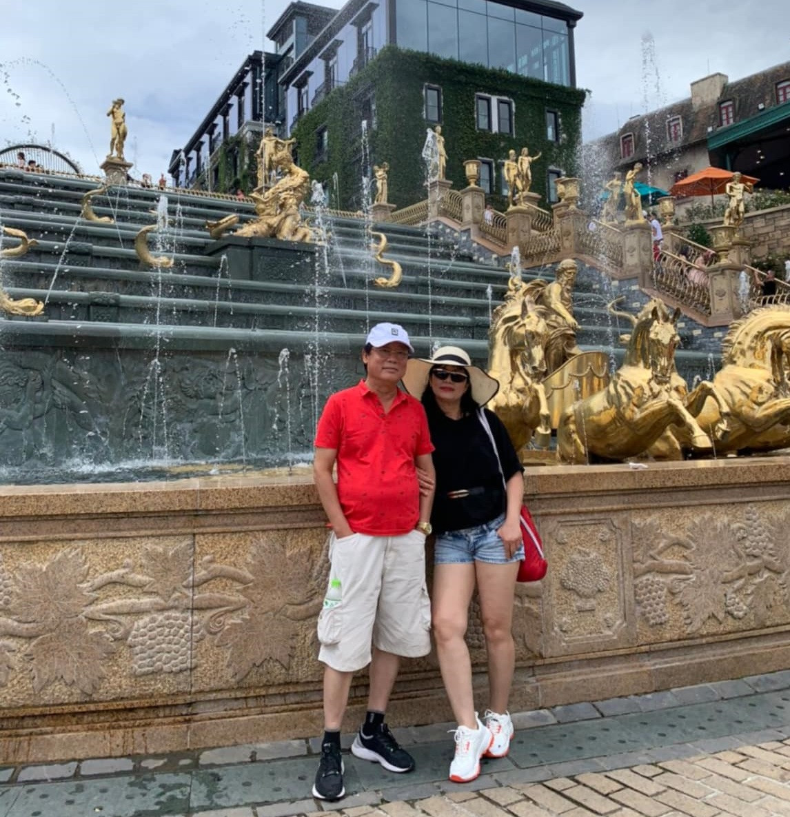 Từ những hình ảnh được bà xã chia sẻ lên trang cá nhân, có thể thấy vợ chồng NSƯT Phú Thăng dành thời gian rảnh đi du lịch cùng nhau. Cả hai không thiếu những khoảnh khắc tình cảm.