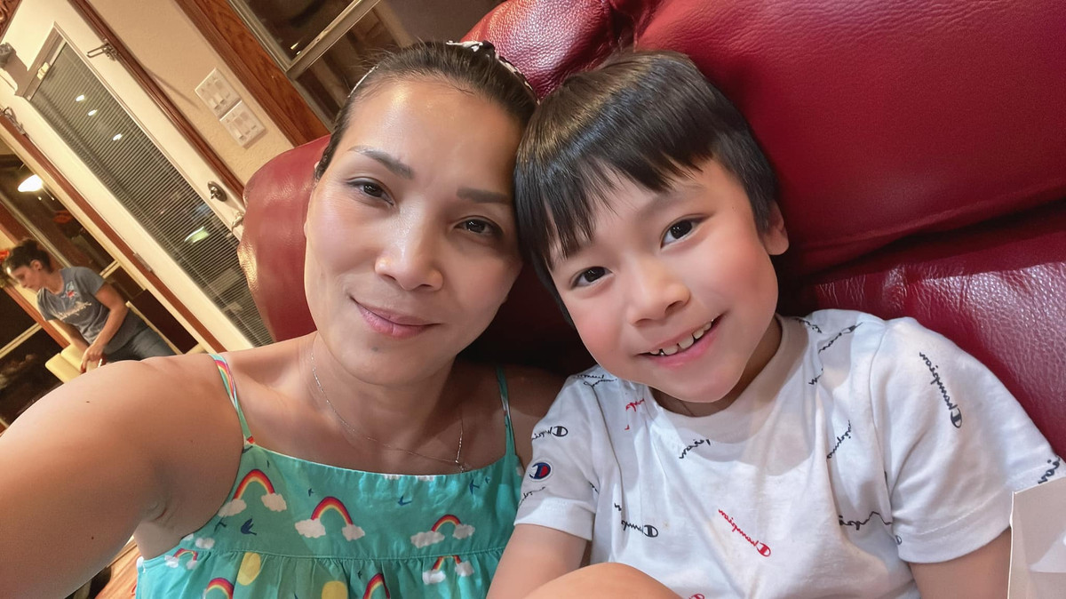 Cậu út Chấn Hào được khen sở hữu gương mặt thông minh, lanh lợi.