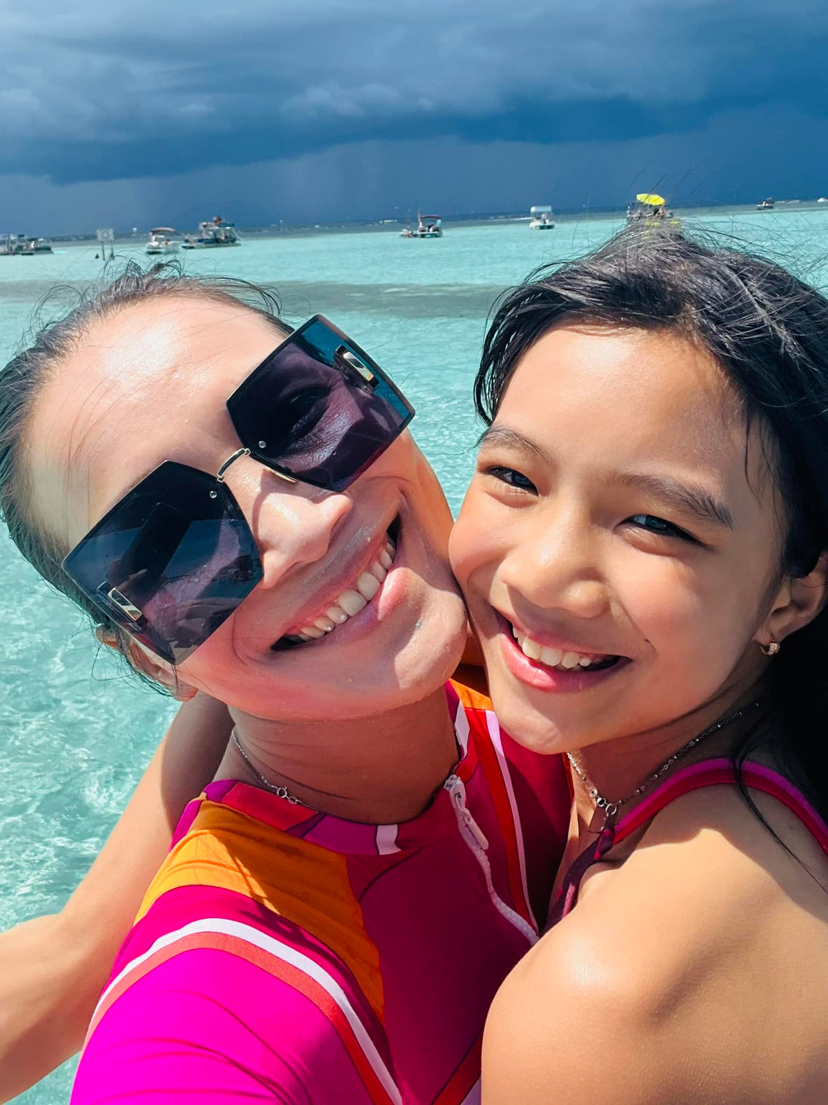 Ái nữ thứ hai nhà Hồng Ngọc càng lớn càng xinh, ra dáng thiếu nữ.