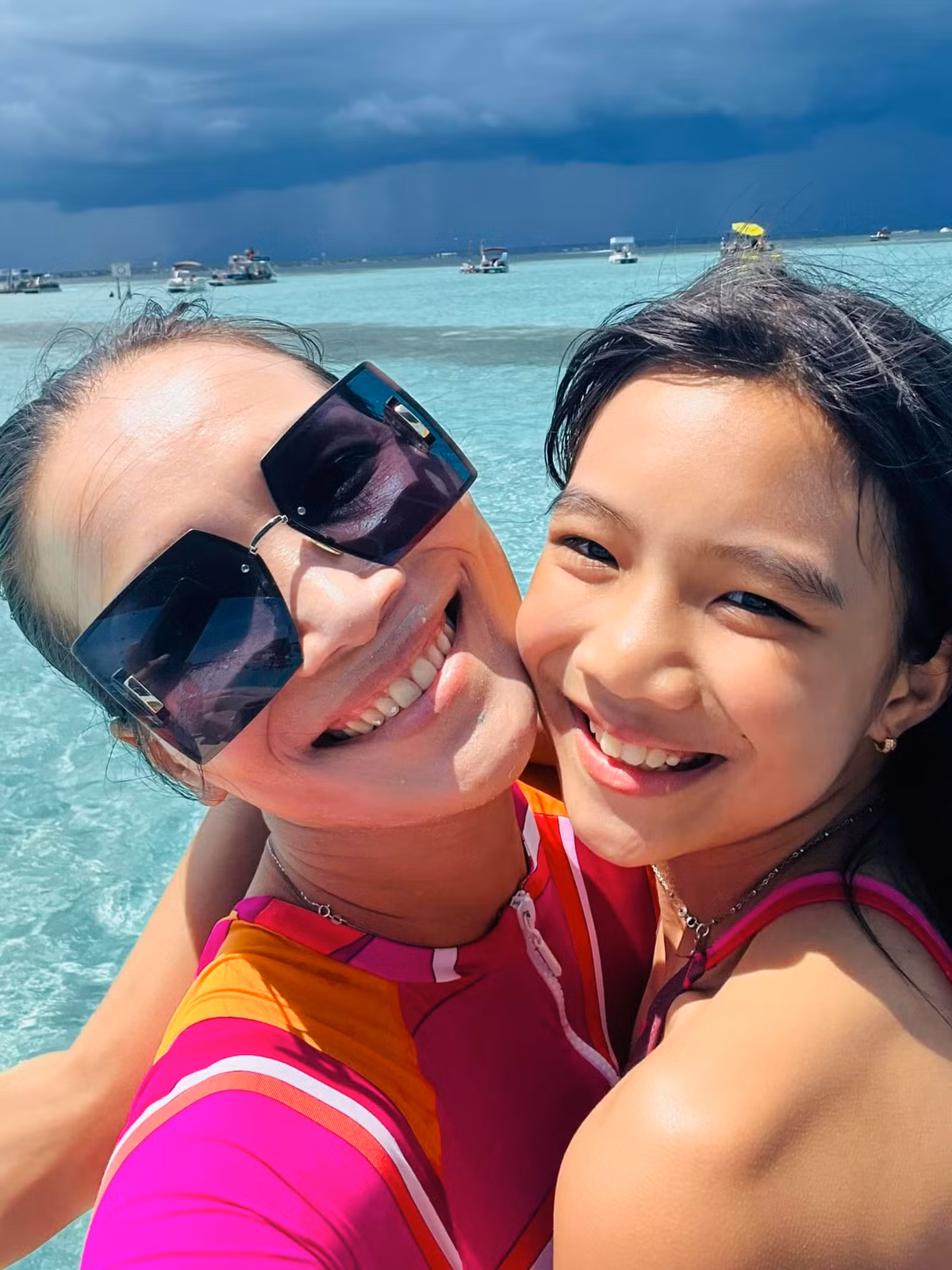 Ái nữ thứ hai nhà Hồng Ngọc càng lớn càng xinh, ra dáng thiếu nữ.