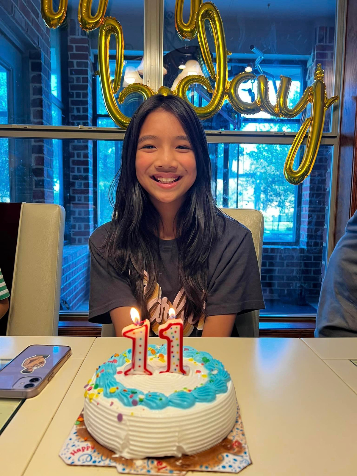 Hồng Ân mới đón sinh nhật tuổi 11, được fan nhận xét là "sao y bản chính của mẹ". Cô bé được mẹ tiết lộ là đứa trẻ có cá tính, tự lập và biết nhường nhịn em.