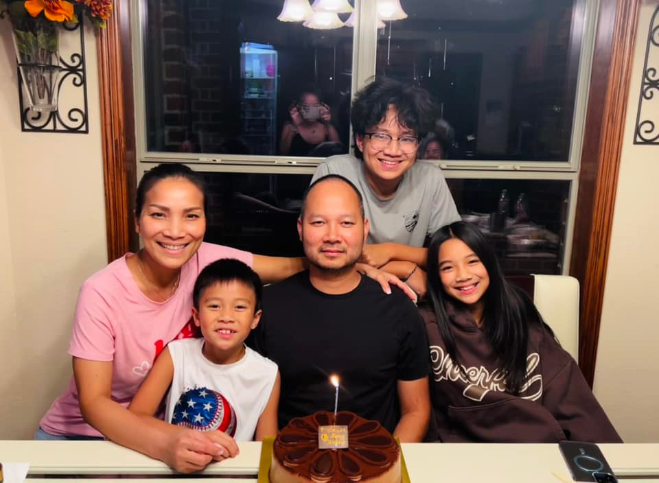 Bên cạnh các con, Hồng Ngọc còn gây chú ý với nhan sắc ngày càng rạng ngời sau 3 năm bị bỏng đến 2/3 gương mặt. Nữ ca sĩ từng bộc bạch, gia đình là một phần quan trọng giúp cô vượt qua tai nạn.