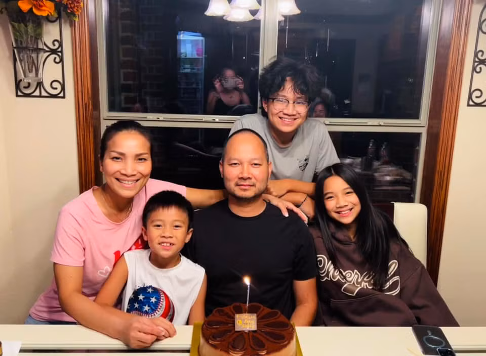 Bên cạnh các con, Hồng Ngọc còn gây chú ý với nhan sắc ngày càng rạng ngời sau 3 năm bị bỏng đến 2/3 gương mặt. Nữ ca sĩ từng bộc bạch, gia đình là một phần quan trọng giúp cô vượt qua tai nạn.