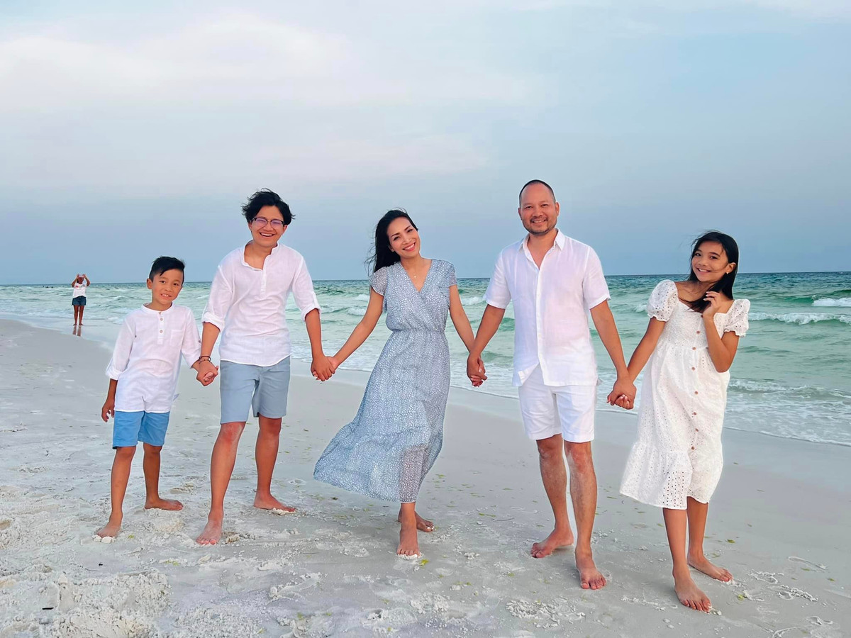 3 con "đủ nếp - đủ tẻ" là trái ngọt tình yêu của vợ chồng Hồng Ngọc.