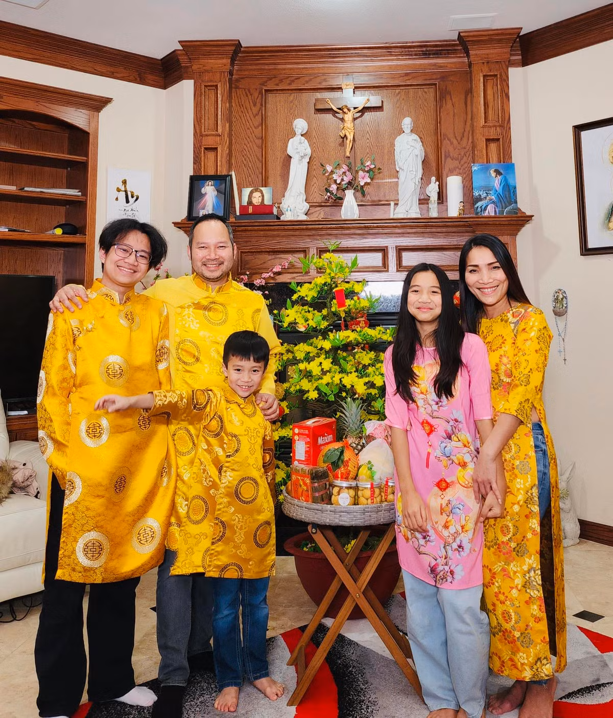 Giọng ca "Vùng trời bình yên" cũng được ông xã hết mực cưng chiều. Sau gần 20 năm sang Mỹ định cư, vợ chồng Hồng Ngọc và 3 con sống trong biệt thự sang trọng với sân vườn rộng rãi.