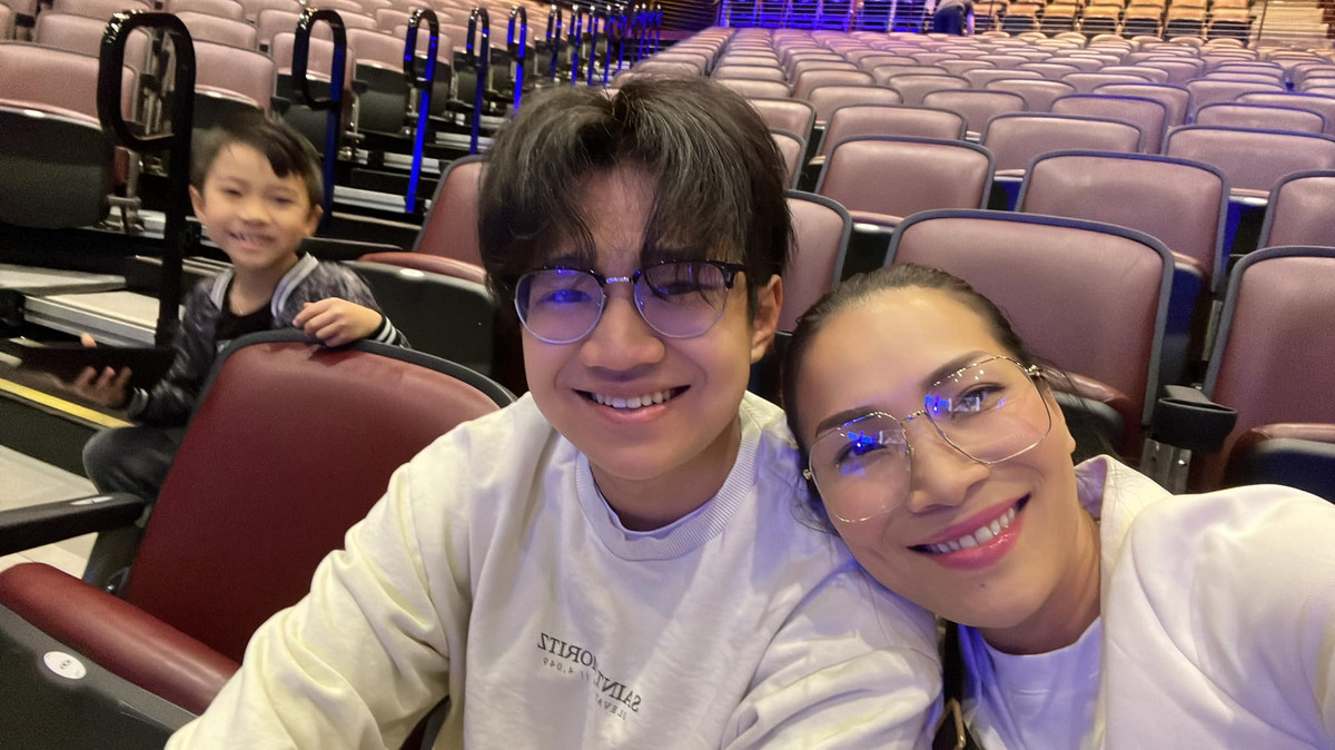 Trên trang cá nhân, giọng ca 7X thường xuyên khoe hình ảnh các con. Cậu cả Chấn Hưng cao lớn vượt trội, ra dáng "soái ca" với vẻ ngoài chững chạc.