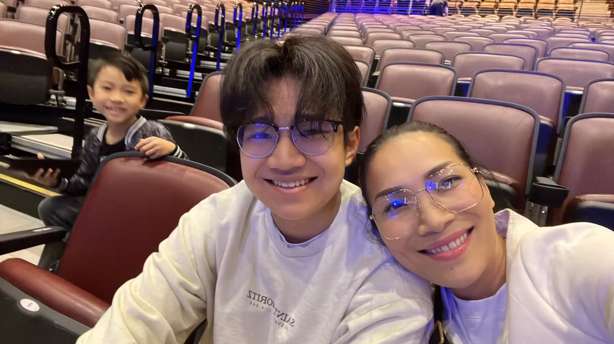 Trên trang cá nhân, giọng ca 7X thường xuyên khoe hình ảnh các con. Cậu cả Chấn Hưng cao lớn vượt trội, ra dáng "soái ca" với vẻ ngoài chững chạc.