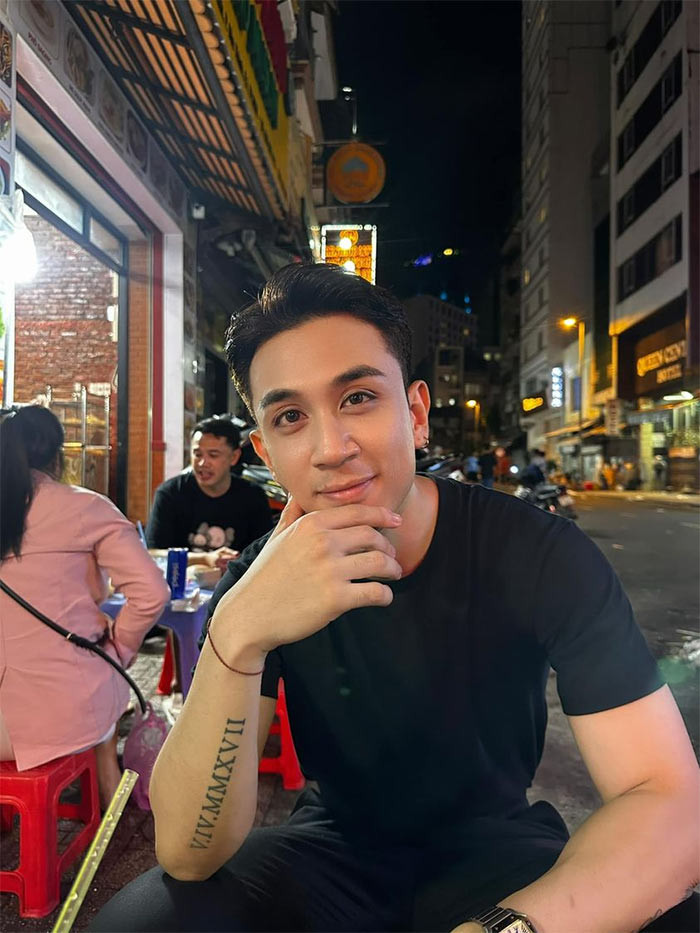 Ông bầu của Đan Trường cho biết, ca sĩ Dương Edward từng xin phép hát cover 3 khúc "Mưa trên cuộc tình", "Tình đơn phương" và "Cuộc tình trong cơn mưa". Phía ông bầu chỉ đồng ý cho nam ca sĩ này đăng tải bản thu âm 3 bài hát lên nền tảng YouTube và không đồng ý việc sử dụng các bài hát nhằm mục đích biểu diễn. (Ảnh: FBNV)