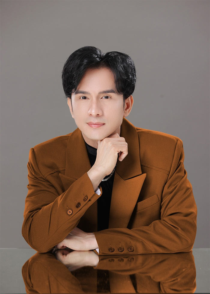 Về phía Đan Trường, anh không lên tiếng hay có động thái gì giữa ồn ào kiện tác quyền của ông bầu Hoàng Tuấn và Dương Edward. (Ảnh: FBNV)