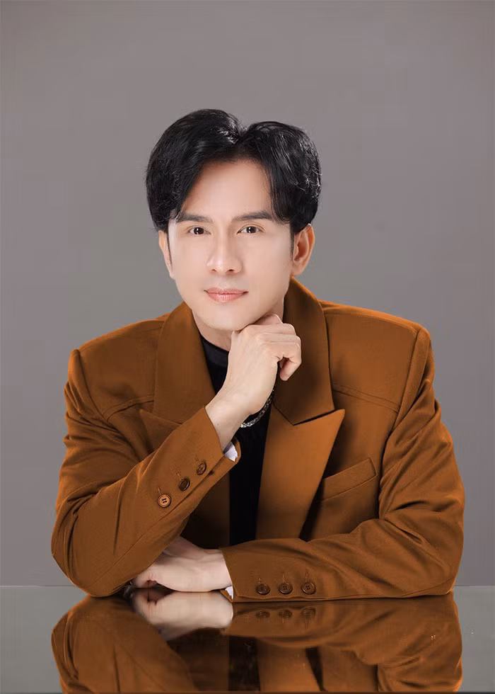 Về phía Đan Trường, anh không lên tiếng hay có động thái gì giữa ồn ào kiện tác quyền của ông bầu Hoàng Tuấn và Dương Edward. (Ảnh: FBNV)