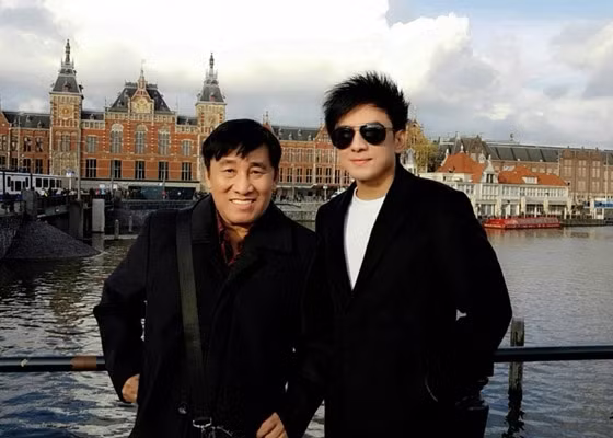 "Nếu Dương Edward xin phép tử tế, chưa chắc tôi đã không đồng ý. Gần đây, ca sĩ Lam Trường có nhắn xin phép biểu diễn bài Tình đơn phương ở nước ngoài, tôi đồng ý ngay. Trong nghề, sự tôn trọng lẫn nhau rất quan trọng", ông Hoàng Tuấn nói. (Ảnh: Vietnamnet)