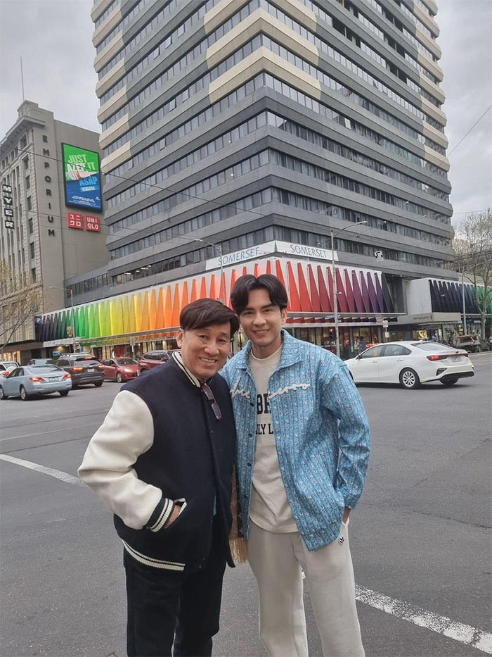 Theo ông Hoàng Tuấn, ca sĩ Thái Trinh và Dương Edward đã đăng tải video hát cover ca khúc "Mộng uyên ương hồ điệp" (nhạc ngoại, lời Việt: Minh Thuận) trên kênh YouTube cá nhân mà không xin phép chủ sở hữu quyền tác giả là Công ty HT Productions. Còn ca sĩ Bằng Cường đã hát không xin phép 2 bài nhạc ngoại lời Việt "Kiếp rong buồn" và "Khi cô đơn em nhớ ai". (Ảnh: FBNV)