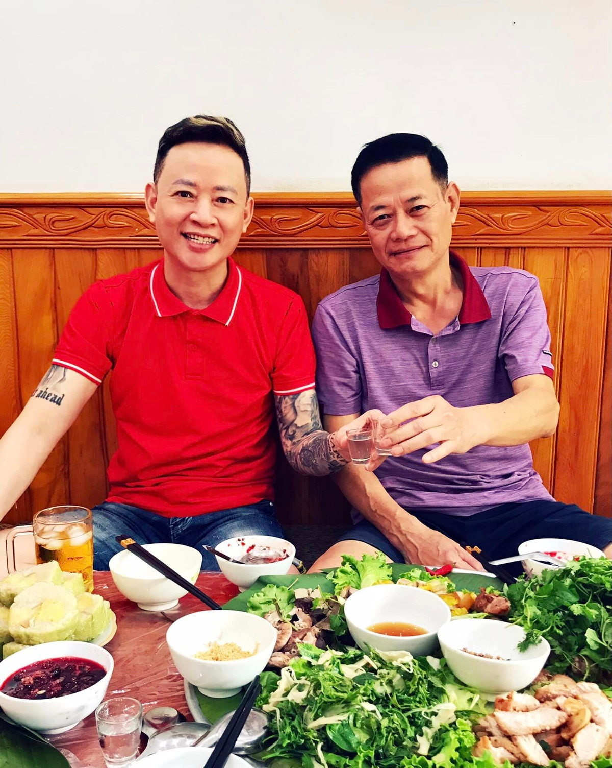 Trên trang cá nhân của mình, diễn viên Tùng Dương chia sẻ khoảnh khắc anh cùng bà xã ghé thăm nhà của vợ chồng nghệ sĩ Xuân Tùng.