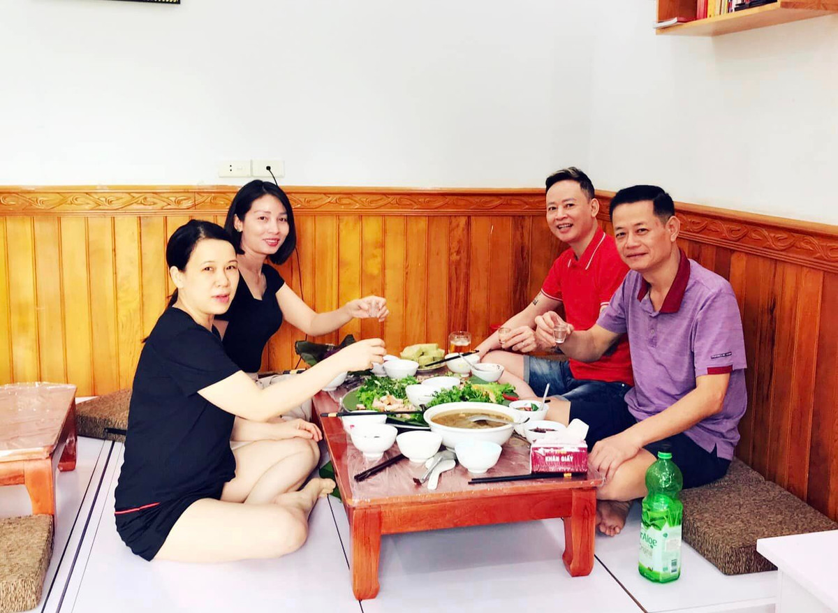  Xuân Tùng vốn kín tiếng trong cuộc sống đời tư, thế nên hình ảnh giản dị, vóc dáng gầy hơn so với thời còn đóng vai Trư trong phim "Xin hãy tin em" cách đây 26 năm của nam diễn viên khiến fan bất ngờ và không ngớt gửi lời hỏi thăm.