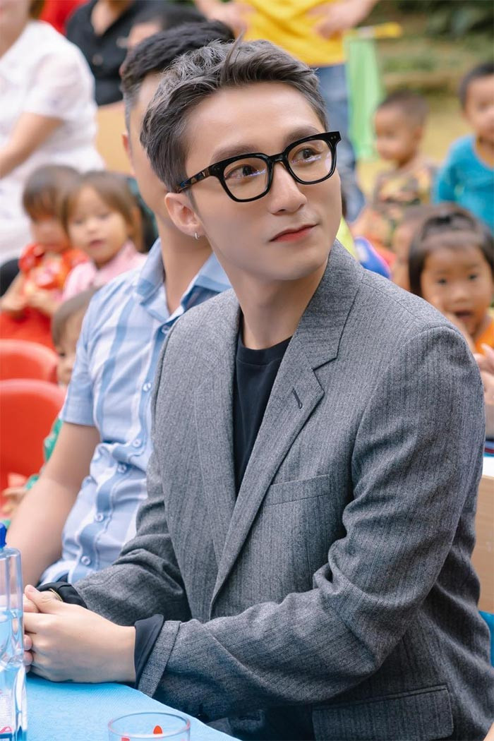 Chàng ca sĩ sinh năm 1994 còn thành lập nhiều công ty giải trí như M-TP Entertainment, Sơn M-TP Talent và M-TP &amp; Friends và giữ chức chủ tịch. (Ảnh: FBNV)