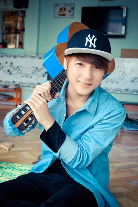 Năm 2012, Sơn Tùng thi đỗ vào nhạc viện TP HCM với điểm số 25,5 và là thủ khoa năm đó. Cũng từ đây, Sơn Tùng bắt đầu bước chân lên sân khấu ca nhạc chuyên nghiệp. (Ảnh: FBNV)