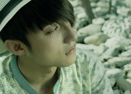 Không chỉ ca hát, chàng ca sĩ sinh năm 1994 còn ghi dấu ấn với điện ảnh khi vào vai chính trong "Chàng trai năm ấy". Có thể nói, Sơn Tùng là một ca sĩ trẻ thành công rực rỡ và tài năng của Vbiz. (Ảnh: Vietnamnet)