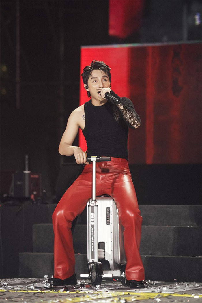 Liên tiếp sau đó, Sơn Tùng M-TP ghi dấu ấn với các ca khúc: "Chắc ai đó sẽ về", "Nắng ấm xa dần", "Không phải dạng vừa đâu", "Lạc trôi", "Nơi này có anh", "Chạy ngay đi", "Hãy trao cho anh", "Chúng ta không thuộc về nhau".... (Ảnh: Zing)