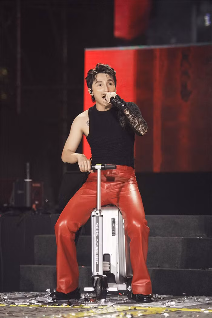 Liên tiếp sau đó, Sơn Tùng M-TP ghi dấu ấn với các ca khúc: "Chắc ai đó sẽ về", "Nắng ấm xa dần", "Không phải dạng vừa đâu", "Lạc trôi", "Nơi này có anh", "Chạy ngay đi", "Hãy trao cho anh", "Chúng ta không thuộc về nhau".... (Ảnh: Zing)