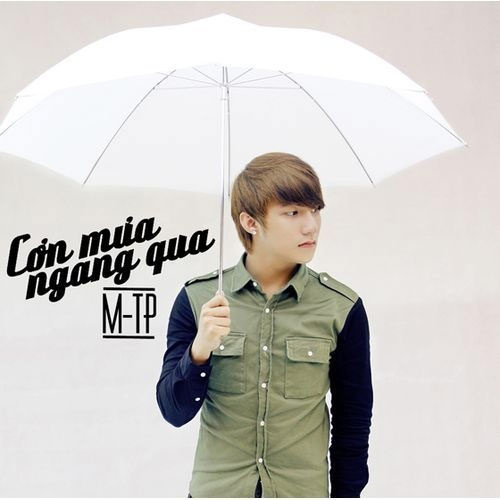 Tháng 8/2011, Sơn Tùng M-TP bắt đầu nổi tiếng khi phát hành hai đĩa đơn "Cơn mưa ngang qua" và "Em của ngày hôm qua", đánh dấu mốc khởi đầu cho sự nghiệp ca hát của mình. (Ảnh: Zing)