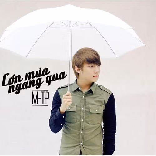 Tháng 8/2011, Sơn Tùng M-TP bắt đầu nổi tiếng khi phát hành hai đĩa đơn "Cơn mưa ngang qua" và "Em của ngày hôm qua", đánh dấu mốc khởi đầu cho sự nghiệp ca hát của mình. (Ảnh: Zing)