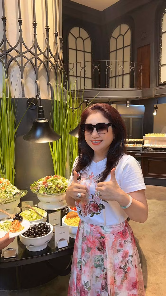 Ở tuổi 54, Thoại Mỹ vẫn giữ được dáng vóc thon gọn, ưa nhìn và được nhiều người khen là "người đẹp không tuổi" của sân khấu cải lương.