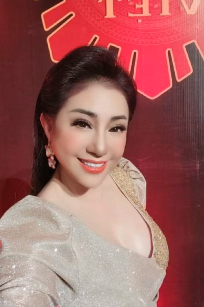 “Tình duyên tôi không may mắn nên không bao giờ nghĩ sẽ lên xe hoa lần nữa. Nếu yêu ai, tôi muốn cả hai xem nhau như tri kỷ vậy mà lại hay. Đến tuổi này rồi có những thứ quan trọng hơn một danh phận”, nữ ca sĩ 54 tuổi chia sẻ với Vietnamnet.