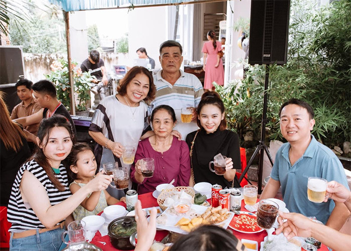 "Hôm nay là ngày đặc biệt của Siu Black. Cảm ơn những người thân thương, gia đình, bạn bè, đồng nghiệp đã luôn bên cạnh Siu", nữ ca sĩ viết trên trang cá nhân.