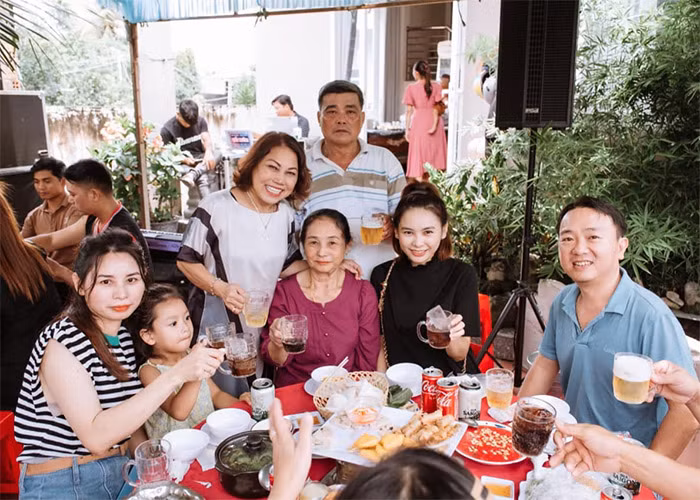 "Hôm nay là ngày đặc biệt của Siu Black. Cảm ơn những người thân thương, gia đình, bạn bè, đồng nghiệp đã luôn bên cạnh Siu", nữ ca sĩ viết trên trang cá nhân.