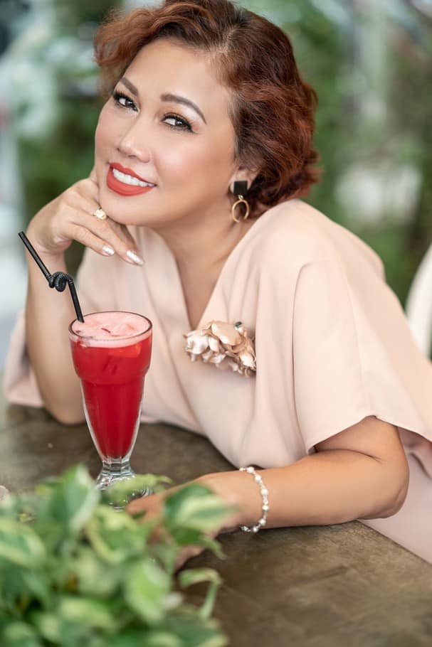 Về quê, Siu Black tái hợp với chồng cũ, cùng chồng nuôi lợn và làm nhiều nghề khác để kiếm tiền trả nợ.