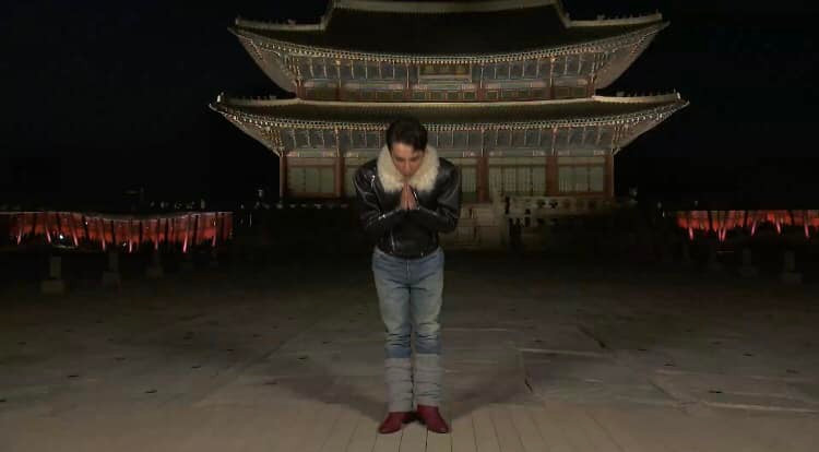 Giọng ca "Making My Way" kết hợp áo khoác da đen có cổ lót lông màu be cùng quần jeans và giày bốt mũi nhọn. Ảnh cắt clip Gucci Cruise 2024.