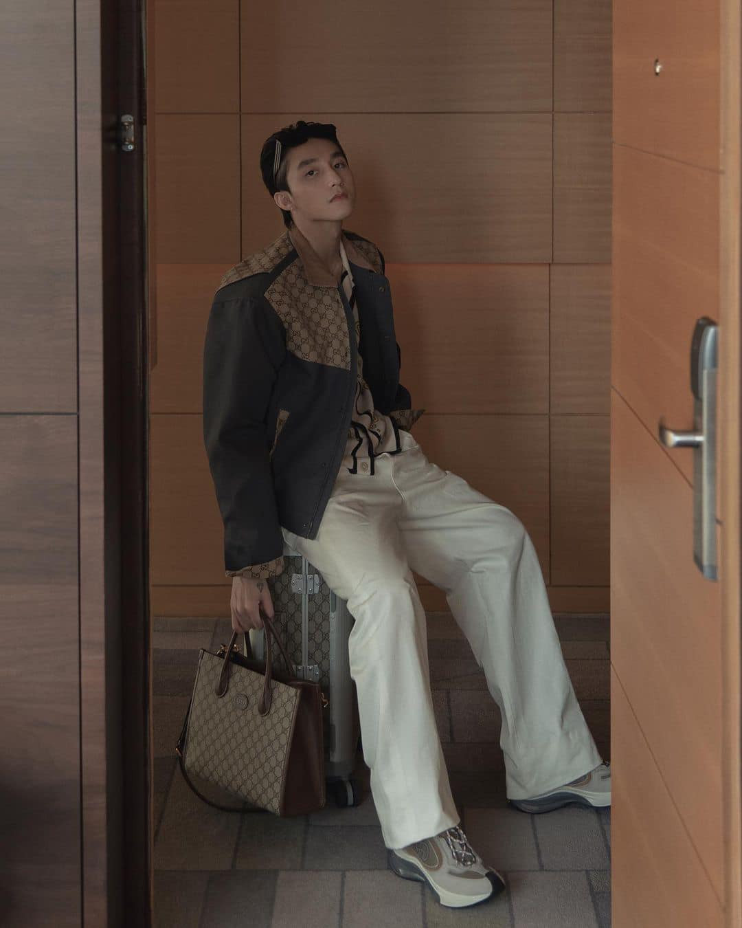 Không ít fan tiếc nuối khi Sơn Tùng M-TP không mặc một trong những bộ trang phục nam ca sĩ từng diện lên bìa tạp chí gây sốt trước đó. Ảnh: FBNV.