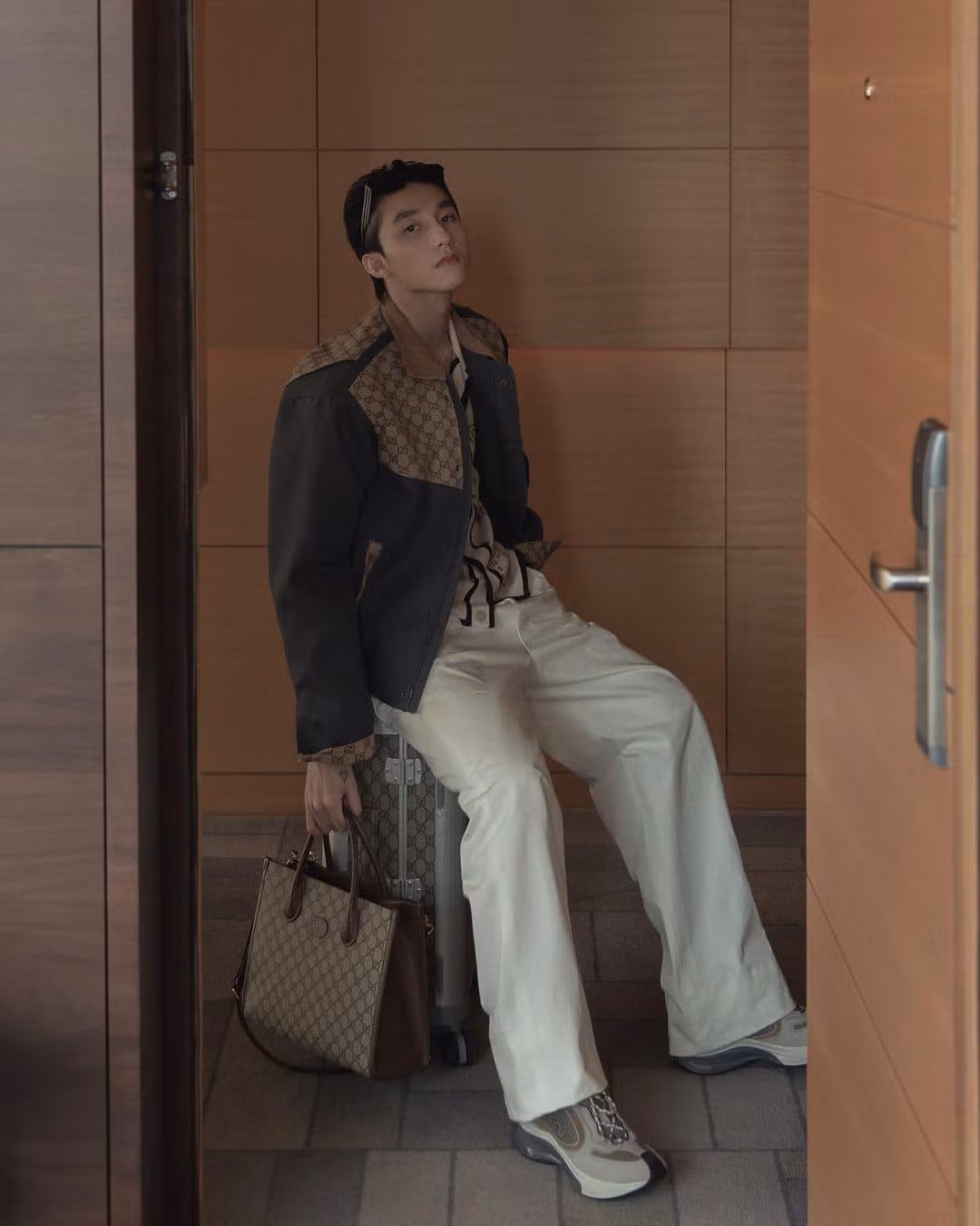 Không ít fan tiếc nuối khi Sơn Tùng M-TP không mặc một trong những bộ trang phục nam ca sĩ từng diện lên bìa tạp chí gây sốt trước đó. Ảnh: FBNV.