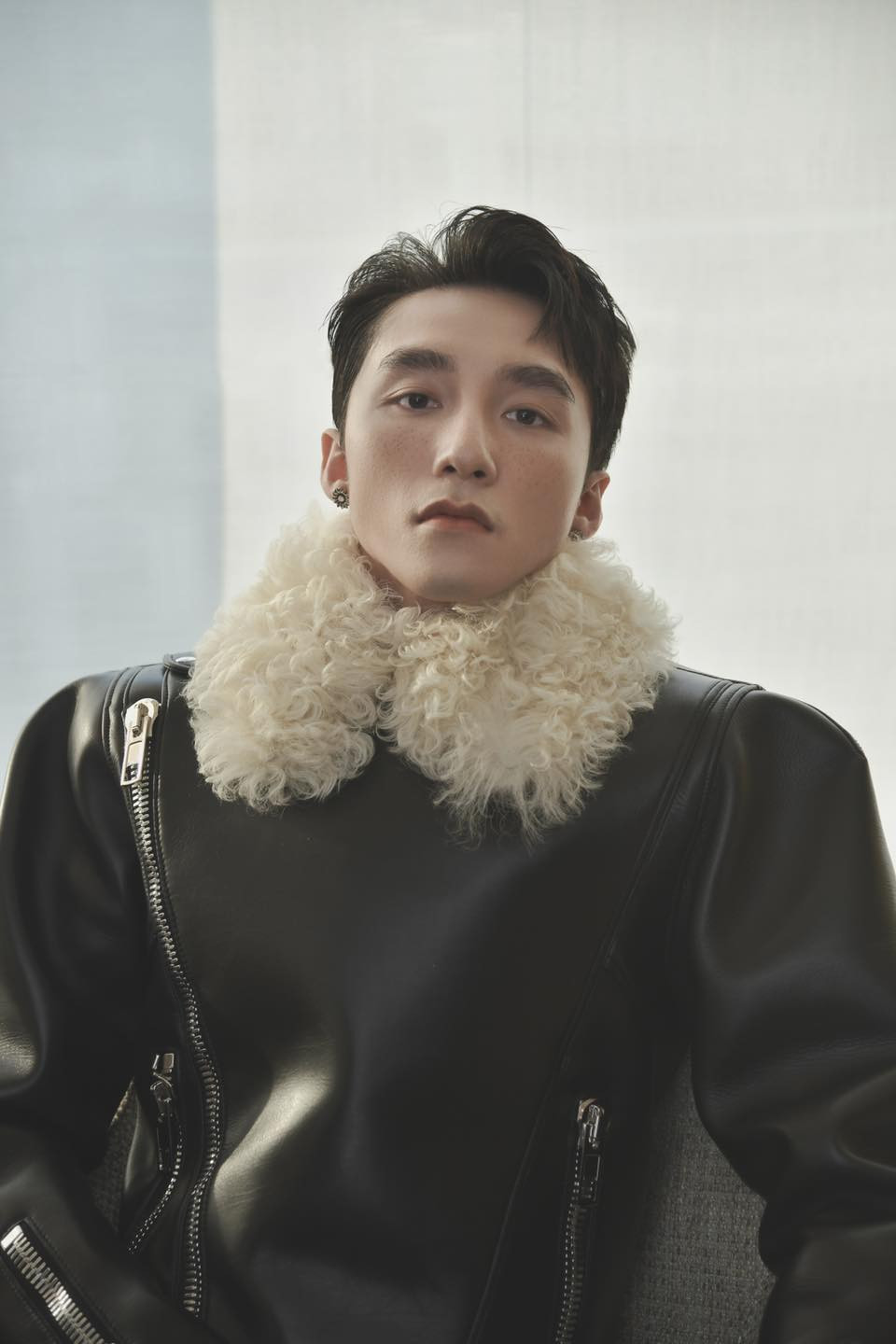 Trước đó, giọng ca gốc Thái Bình "nhá hàng" bằng bộ ảnh diện trang phục gây tranh cãi trên thảm đỏ Gucci. Ảnh: FBNV.