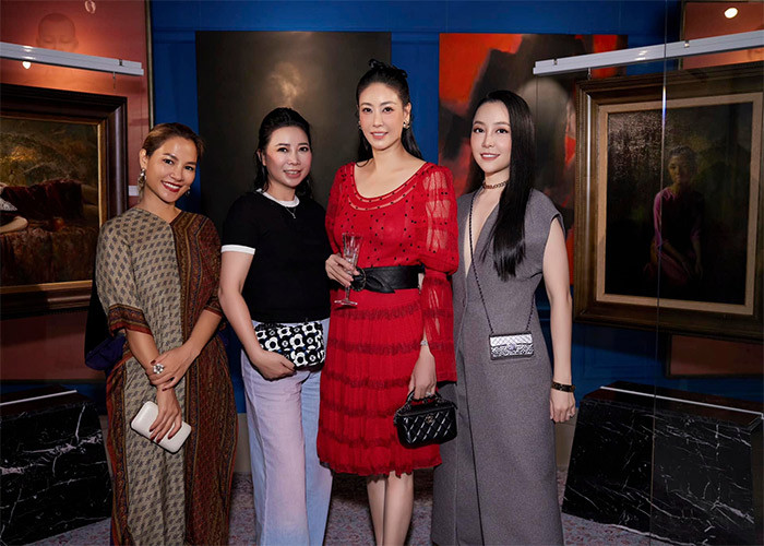 Năm 2010, Linh Nga kết hôn với con trai một lãnh đạo cao cấp trong ngành công an ở Hà Nội. Năm 2015 cô thừa nhận ly hôn sau một năm dẫn con gái trở lại TP.HCM sinh sống.